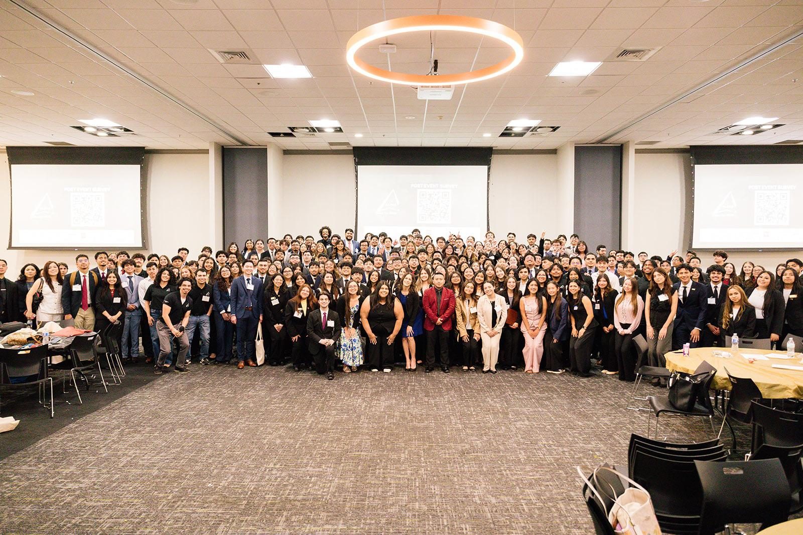Large group photo with the audience after a keynote